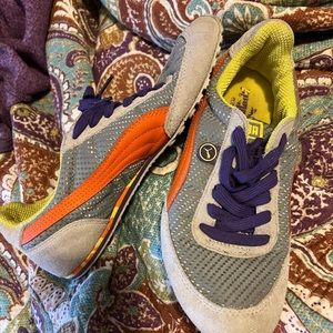 Puma low, size 7 woman’s